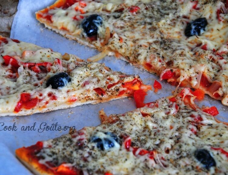 Pizza maison, oignons poivrons rouge